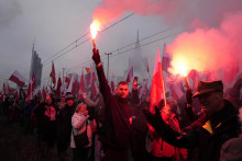 Ľudia na pochode ku Dňu nezávislosti, ktorý organizujú krajne pravicové skupiny vo Varšave. FOTO: TASR/AP