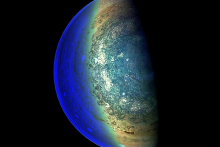 Táto snímka zachytáva víriace oblačné útvary okolo južného pólu Jupitera pri pohľade nahor k rovníkovej oblasti. FOTO: Nasa/jpl