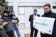 Na snímke vpravo predseda Lekárskeho odborového združenia (LOZ) Peter Visolajský a za ním podpredseda LOZ UNB Kramáre Zoltán Jány.