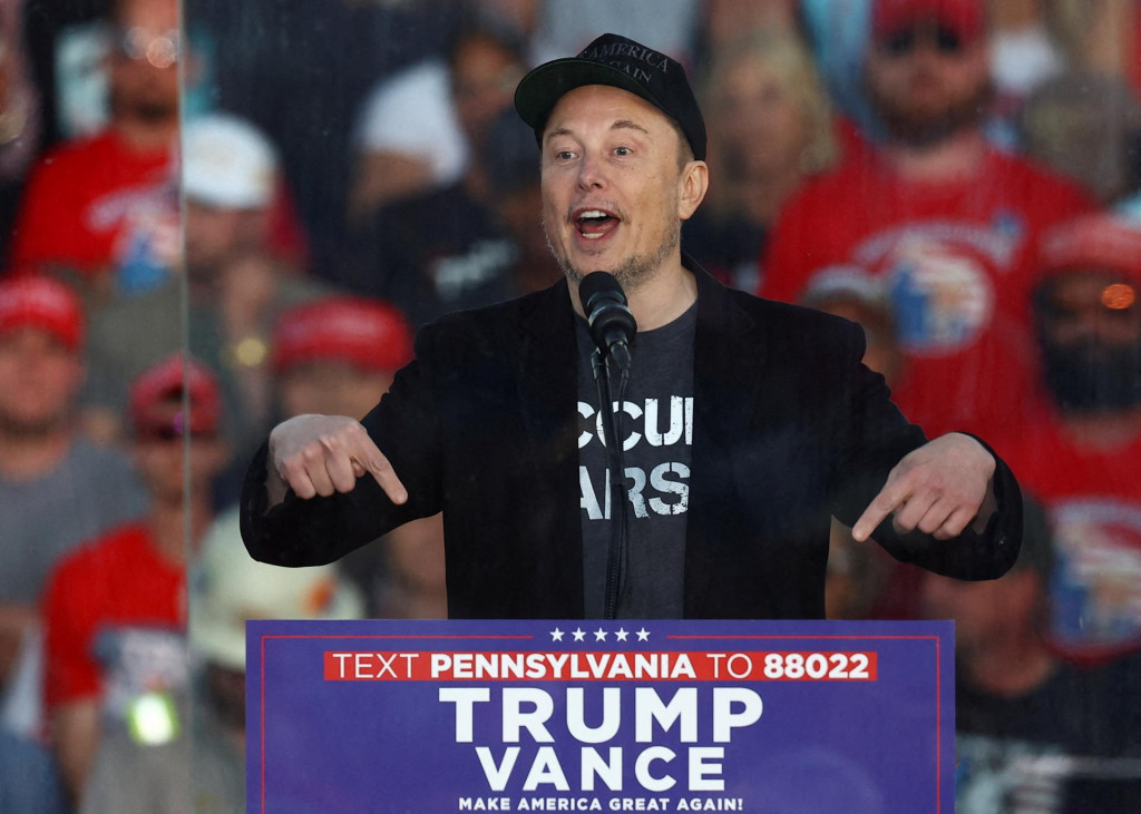 Generálny riaditeľ spoločnosti Tesla a majiteľ X Elon Musk počas Trumpovej volebej akcie. FOTO: Reuters