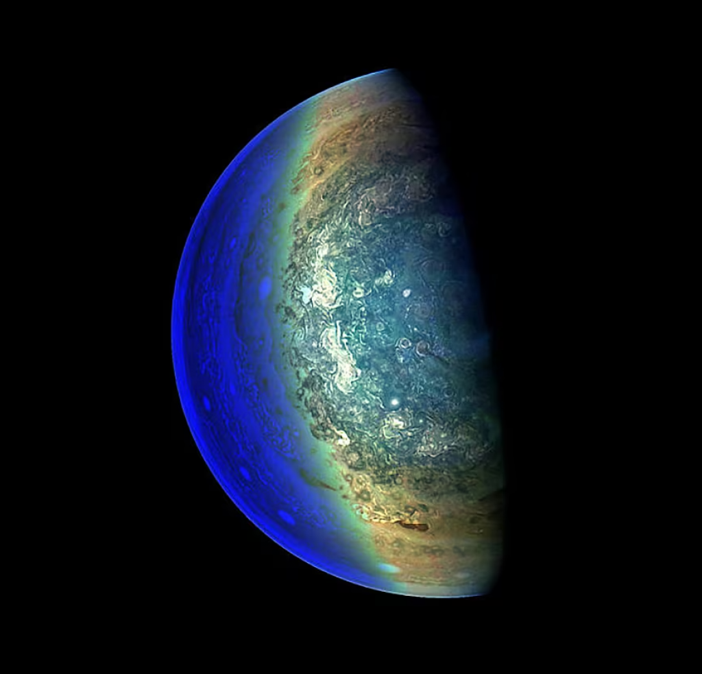 Táto snímka zachytáva víriace oblačné útvary okolo južného pólu Jupitera pri pohľade nahor k rovníkovej oblasti. FOTO: Nasa/jpl