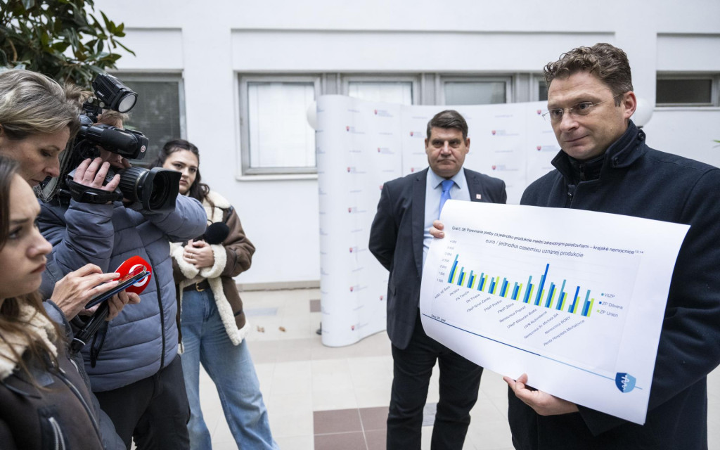 Na snímke vpravo predseda Lekárskeho odborového združenia (LOZ) Peter Visolajský a za ním podpredseda LOZ UNB Kramáre Zoltán Jány.