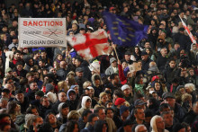 Priaznivci gruzínskych opozičných strán organizujú zhromaždenie na protest proti výsledku nedávnych parlamentných volieb, ktoré vyhrala vládnuca strana Gruzínsky sen. FOTO: Reuters