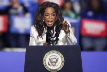 Oprah Winfrey hovorí na predvolebnom zhromaždení kandidátky na prezidenta USA Kamaly Harrisovej vo Philadelphii. FOTO: Reuters