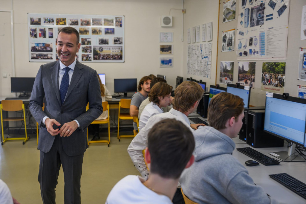 Naše deti doplácajú aj na slabú vybavenosť škôl. Na snímke minister školstva Tomáš Drucker. FOTO: TASR/J. Novák