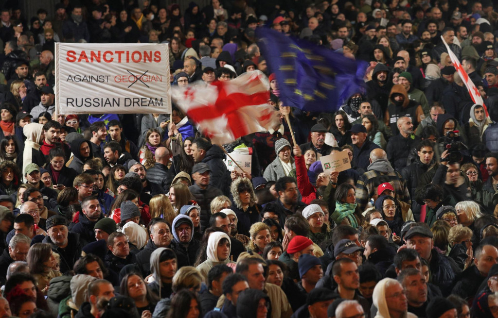 Priaznivci gruzínskych opozičných strán organizujú zhromaždenie na protest proti výsledku nedávnych parlamentných volieb, ktoré vyhrala vládnuca strana Gruzínsky sen. FOTO: Reuters