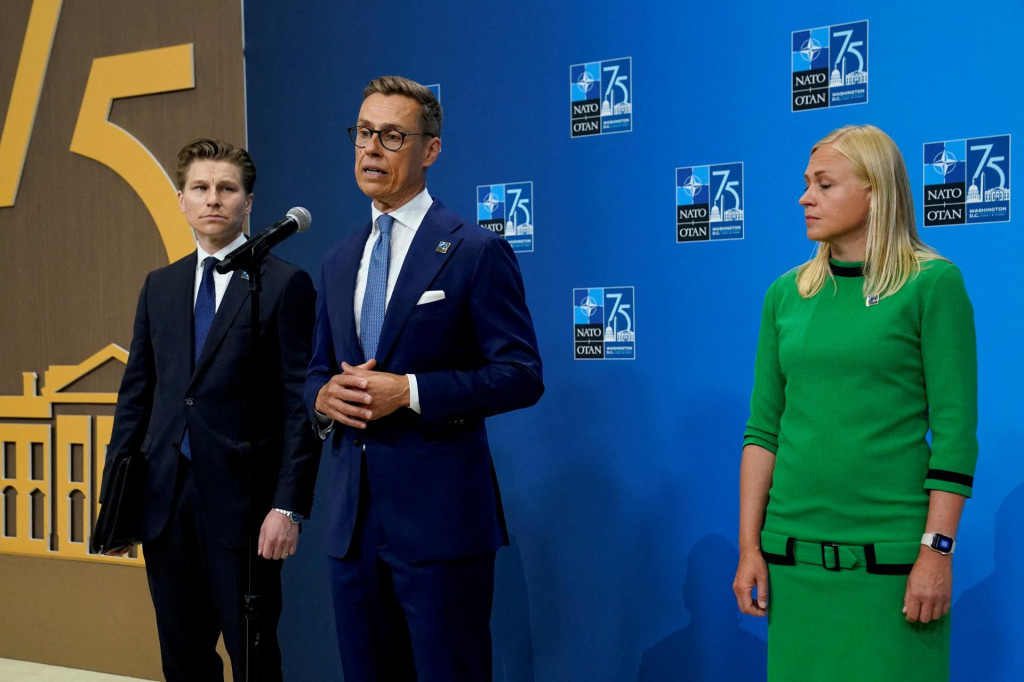 Fínsky prezident Alexander Stubb, fínska ministerka zahraničných vecí Elina Valtonen a minister obrany Antti Hakkanen. FOTO: Reuters