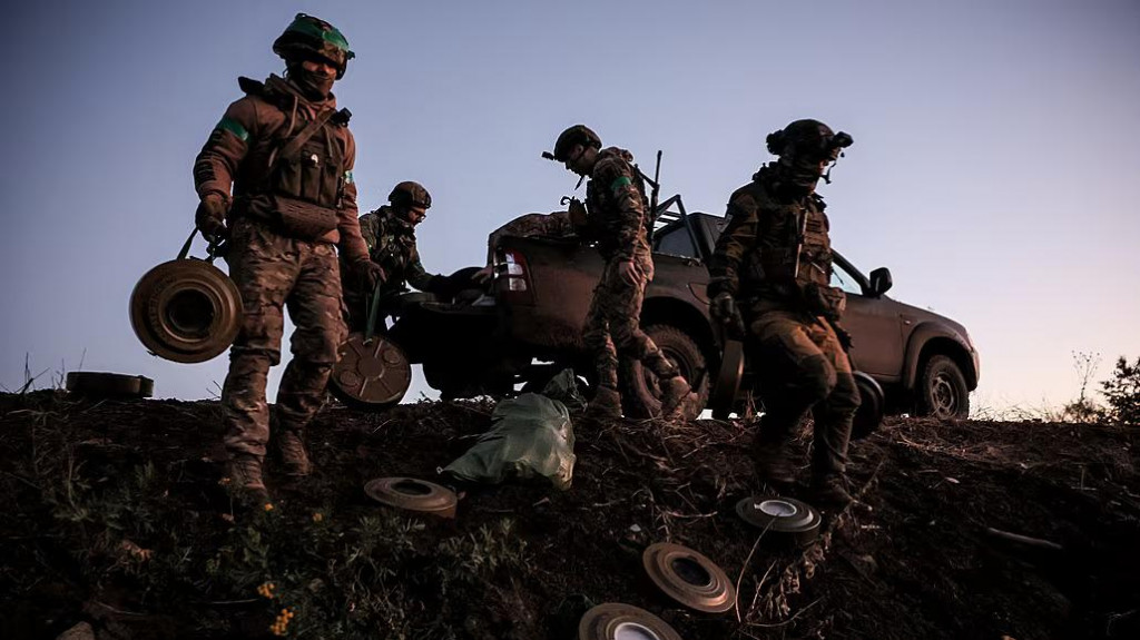 Ženisti z ukrajinskej 24. mechanizovanej brigády inštalujú protitankové míny pri meste Časiv Jar (30. októbra 2024). FOTO: Ukrainian Armed Forces, Reuters