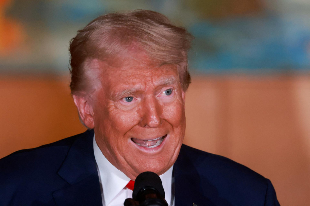 FILE PHOTO: Republican presidential nominee and former U.S. President Donald Trump speaks during his ”No Tax on Tips” campaign event in Il Toro E La Capra restaurant in Las Vegas, Nevada, U.S. August 23, 2024. REUTERS/David Swanson/File Photo FOTO: David Swanson