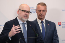 Na snímke štátny tajomník rezortu investícií Michal Kaliňák a šéf rezortu Richard Raši. FOTO: TASR/Pavel Neubauer