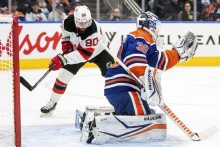 Tomáš Tatar (90) sa pokúša skórovať cez brankára Edmontonu Oilers Calvina Pickarda (30). FOTO: TASR/AP