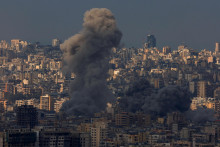 Po izraelskom údere sa nad južnými predmestiami Bejrútu valí dym. FOTO: Reuters