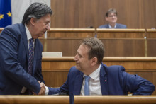 Na snímke z roku 2022 vtedajší minister životného prostredia SR Ján Budaj a šéf agrorezortu Samuel Vlčan.

FOTO: TASR/M. Baumann