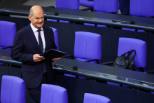 Nemecký kancelár Olaf Scholz kráča v dolnej komore parlamentu v Berlíne. FOTO: Reuters