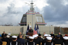 Admirál amerického námorníctva Stuart Munsch, veliteľ námorných síl USA v Európe a Afrike hovorí počas inaugurácie americkej základne protiraketovej obrany v poľskom Redzikowe. FOTO: Reuters