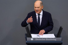 Nemecký kancelár Olaf Scholz vystupuje v dolnej komore parlamentu-Bundestagu. FOTO: Reuters