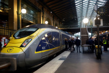 Ľudia stoja na nástupišti v termináli Eurostar na železničnej stanici Gare du Nord v Paríži. FOTO: REUTERS