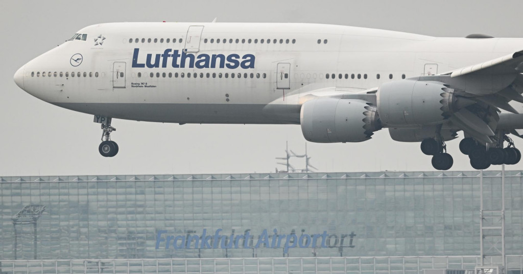 Lietadlo spoločnosti Boeing pristáva na letisku v meste Frankfurt nad Mohanom. FOTO: TASR/DPA