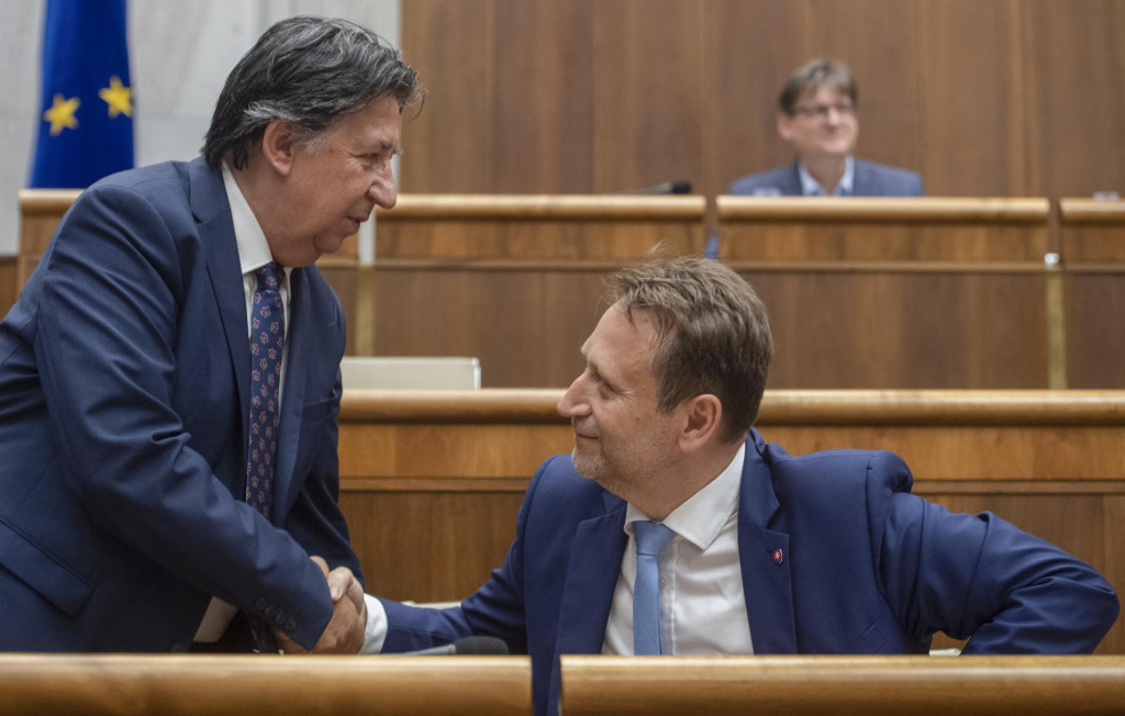 Na snímke z roku 2022 vtedajší minister životného prostredia SR Ján Budaj a šéf agrorezortu Samuel Vlčan.

FOTO: TASR/M. Baumann