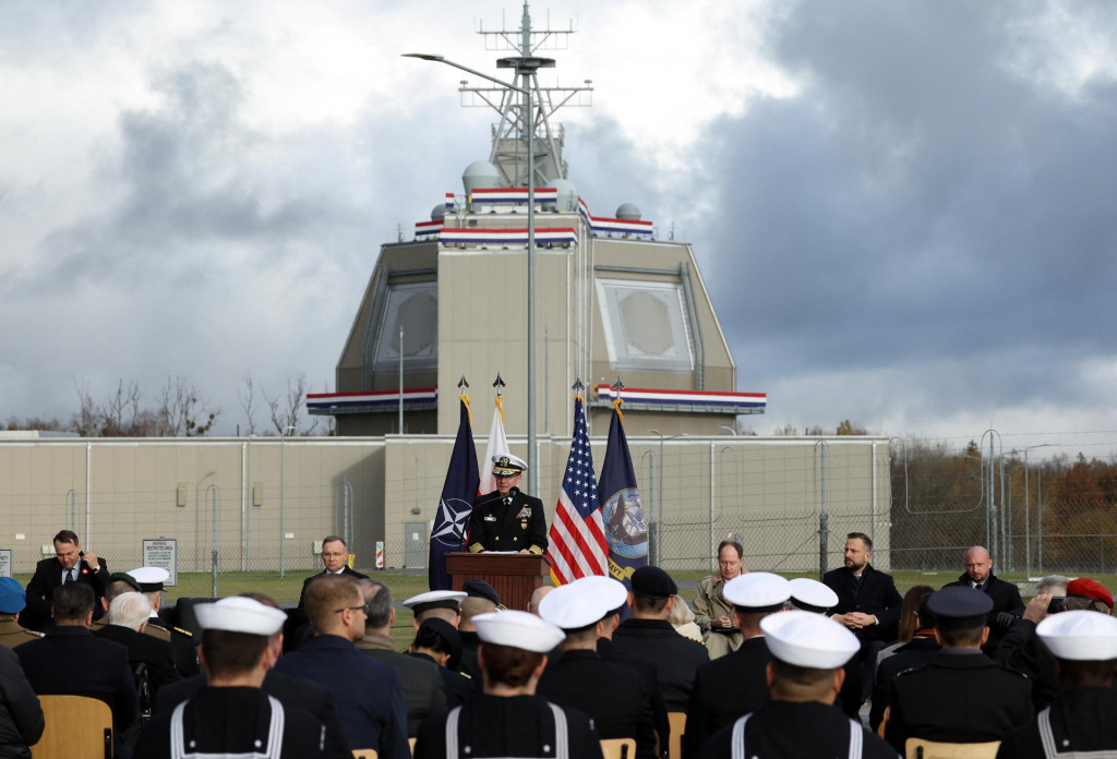 Admirál amerického námorníctva Stuart Munsch, veliteľ námorných síl USA v Európe a Afrike hovorí počas inaugurácie americkej základne protiraketovej obrany v poľskom Redzikowe. FOTO: Reuters