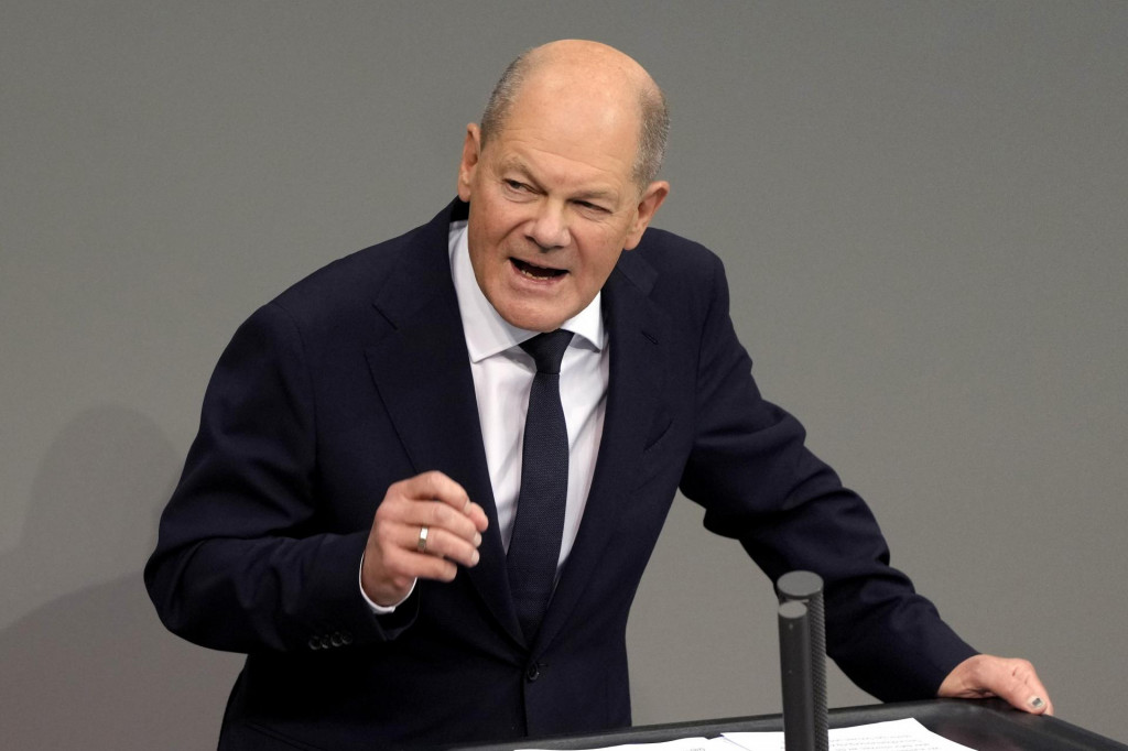 Nemecký kancelár Olaf Scholz počas vládneho vyhlásenia v nemeckom parlamente Bundestag v Berlíne. FOTO: TASR/AP