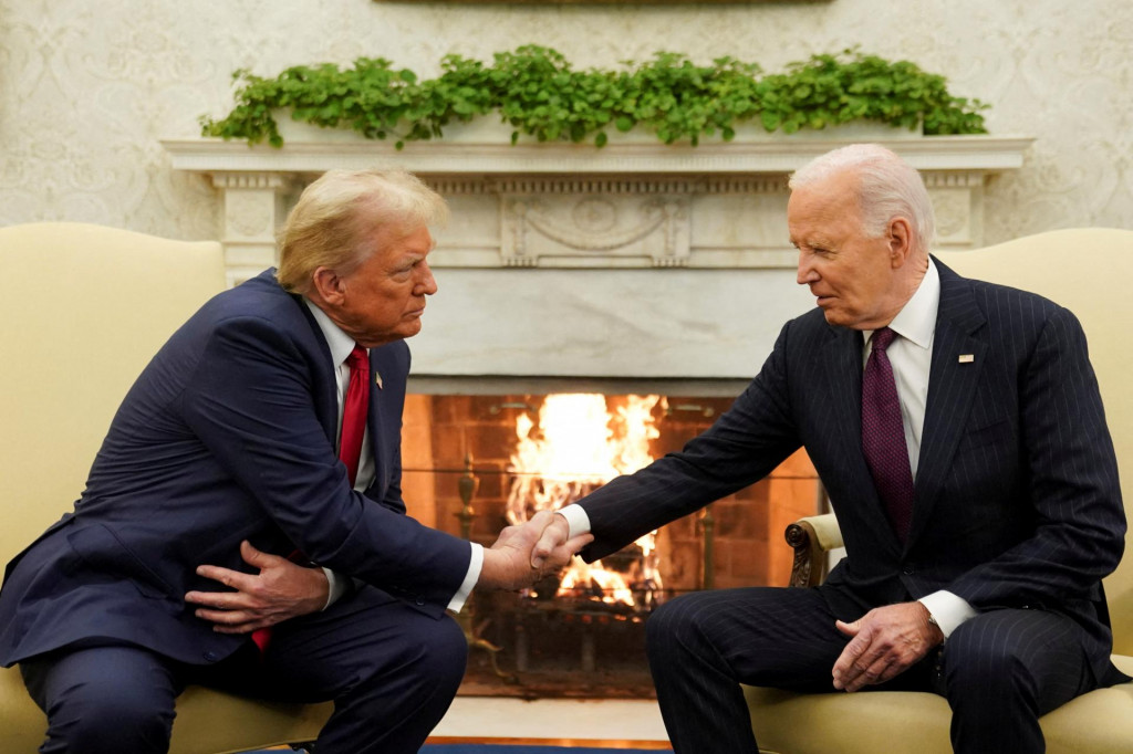 Americký prezident Joe Biden sa stretol so zvoleným prezidentom Donaldom Trumpom v Oválnej pracovni Bieleho domu. FOTO: Reuters