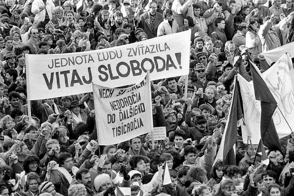 Jedným z charakteristických obrazov novembrových udalostí roku 1989 v Československu boli námestia plné ľudí, demonštrujúcich proti režimu. Snímka zachytáva jedno z takýchto zhromaždení v Banskej Bystrici.