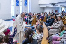 Svätá omša pri príležitosti sviatku Všetkých svätých vo farskom kostole Panny Márie Pomocnice kresťanov 1. novembra 2024 v Bratislave.

FOTO: TASR/J. Kotian