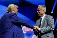 Robert F. Kennedy Jr. a republikánsky prezidentský kandidát a bývalý prezident USA Donald Trump sa pozdravili na predvolebnej akcii sponzorovanej konzervatívnou skupinou Turning Point USA. FOTO: Reuters