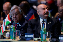 Generálny tajomník Organizácie Spojených národov António Guterres a prezident Azerbajdžanu Ilham Alijev sa zúčastňujú na otváracom ceremoniáli konferencie OSN o zmene klímy COP29. FOTO: Reuters