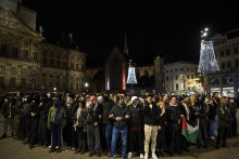 Propalestínski demonštranti protestujú v Amsterdame. FOTO: TASR/AP