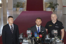 Uprostred minister vnútra Matúš Šutaj Eštok, vpravo prezident Policajného zboru Ľubomír Solák a riaditeľ Úradu inšpekčnej služby Branislav Zurian. FOTO: TASR/Martin Baumann