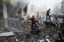 Palestínčania kontrolujú škody v škole, ktorá ukrýva vysídlené osoby po tom, čo ju zasiahol izraelský útok. FOTO: Reuters