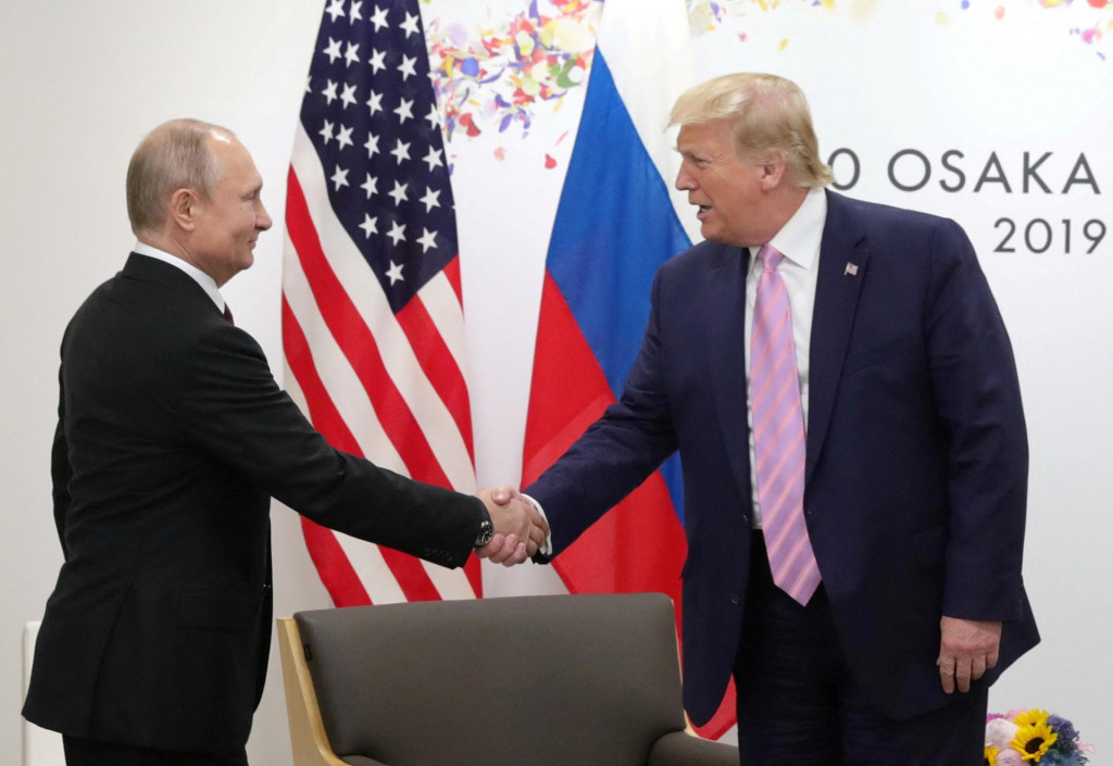 Ruský prezident Vladimir Putin si podáva ruku s americkým prezidentom Donaldom Trumpom. FOTO: Reuters