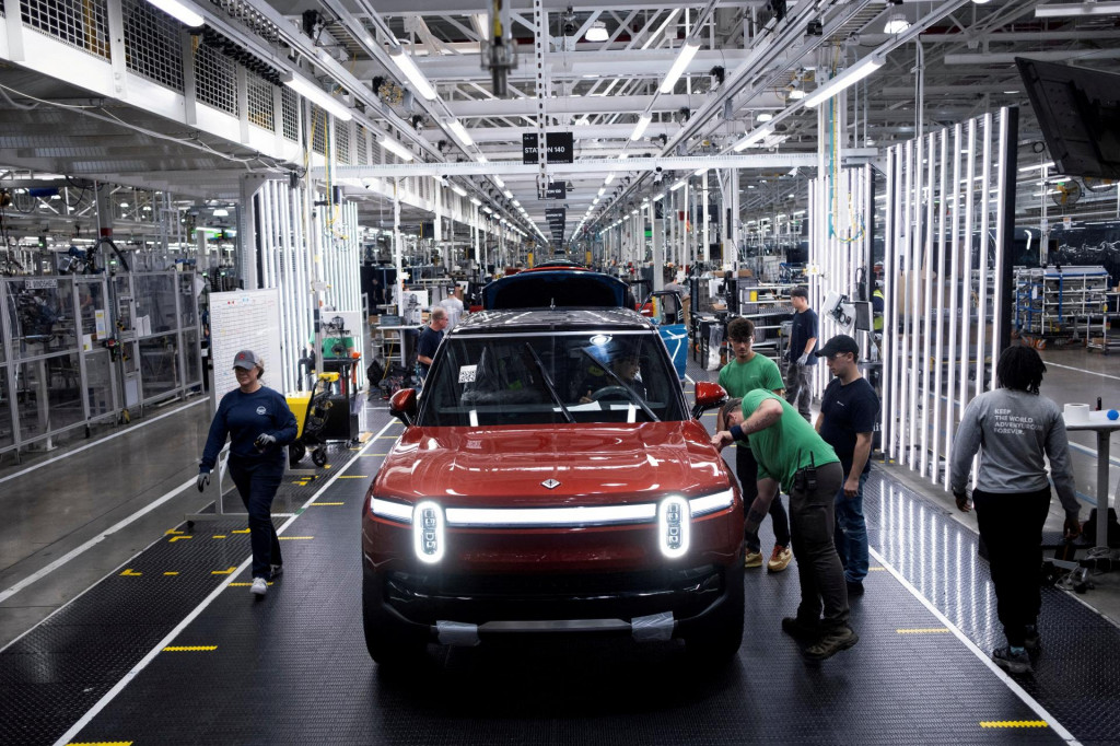 FILE PHOTO: Workers assemble second-generation R1 vehicles at electric auto maker Rivian‘s manufacturing facility in Normal, Illinois, U.S. June 21, 2024. REUTERS/Joel Angel Juarez/File Photo FOTO: Joel Angel Juarez