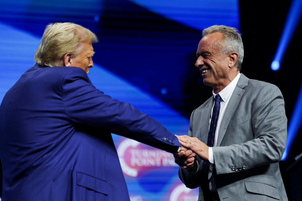 Robert F. Kennedy Jr. a republikánsky prezidentský kandidát a bývalý prezident USA Donald Trump sa pozdravili na predvolebnej akcii sponzorovanej konzervatívnou skupinou Turning Point USA. FOTO: Reuters