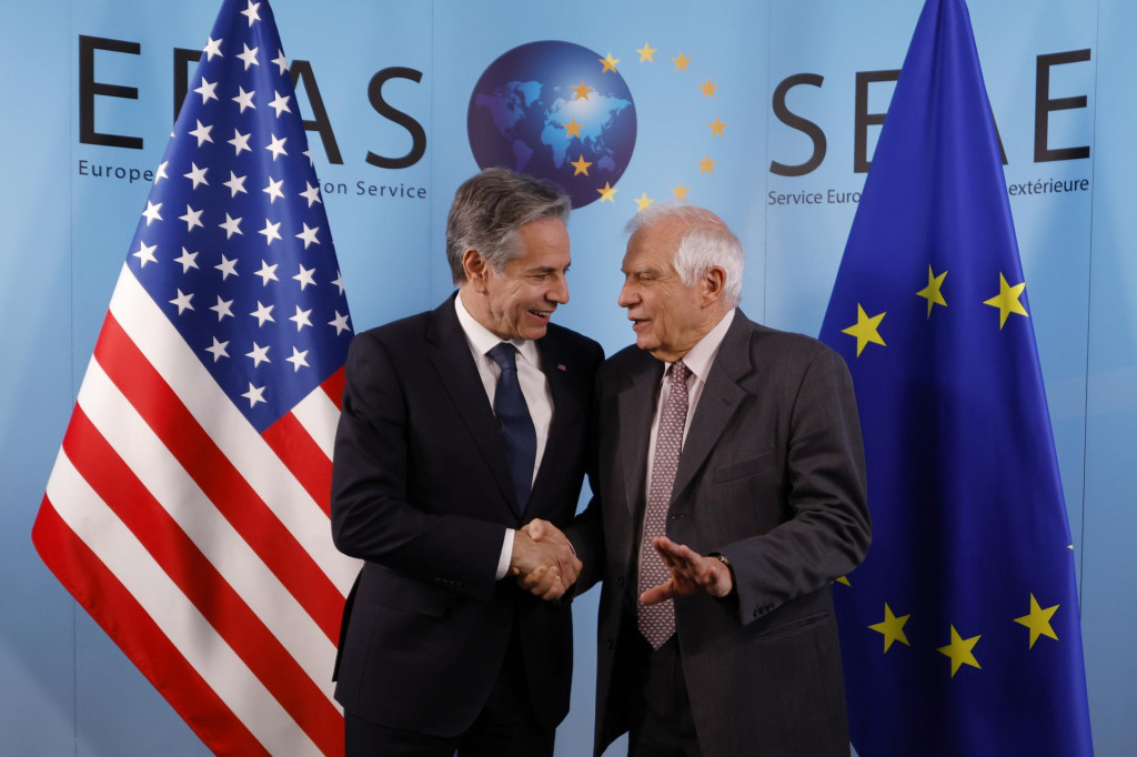 Americký minister zahraničných vecí Antony Blinken (vľavo) a šéf diplomacie EÚ Josep Borrell pózujú pred stretnutím v Bruseli. FOTO: TASR/AP