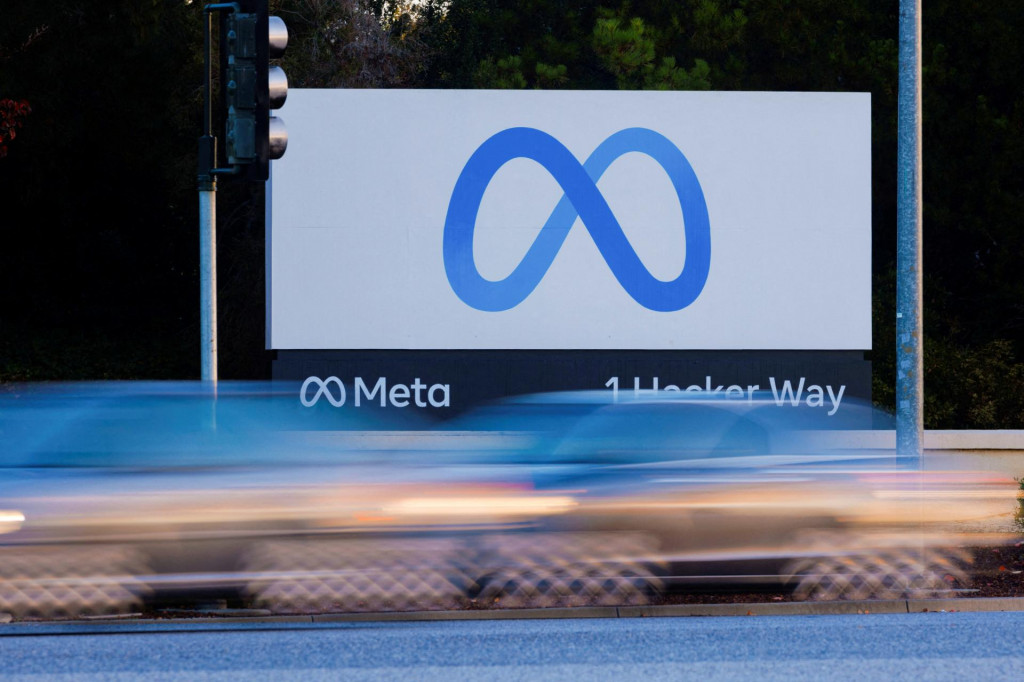 Logo Meta pred sídlom materskej spoločnosti Facebook Meta Platforms Inc v Mountain View v Kalifornii. FOTO: Reuters