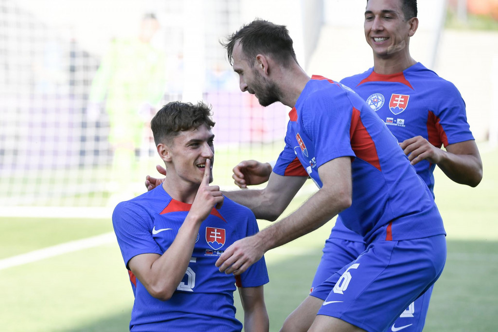 Tomáš Rigo prijíma gratulácie od spoluhráčov po svojom premiérovom góle v národnom tíme Slovenska. FOTO: Tasr/p. Neubauer