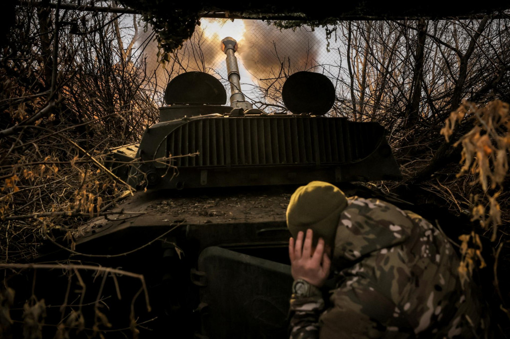 Ukrajinský vojak strieľa zo samohybnej húfnice na ruské jednotky v prvej línii neďaleko mesta Časiv Jar v Doneckej oblasti. FOTO: Reuters/Ukrajinské ozbrojené sily