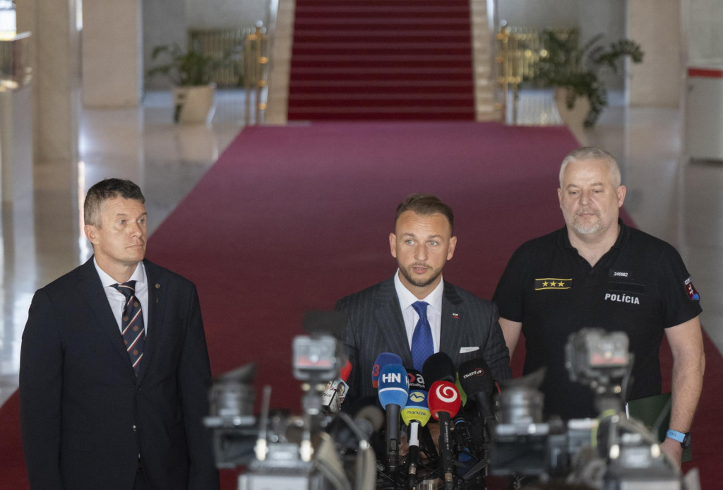 Uprostred minister vnútra Matúš Šutaj Eštok, vpravo prezident Policajného zboru Ľubomír Solák a riaditeľ Úradu inšpekčnej služby Branislav Zurian. FOTO: TASR/Martin Baumann