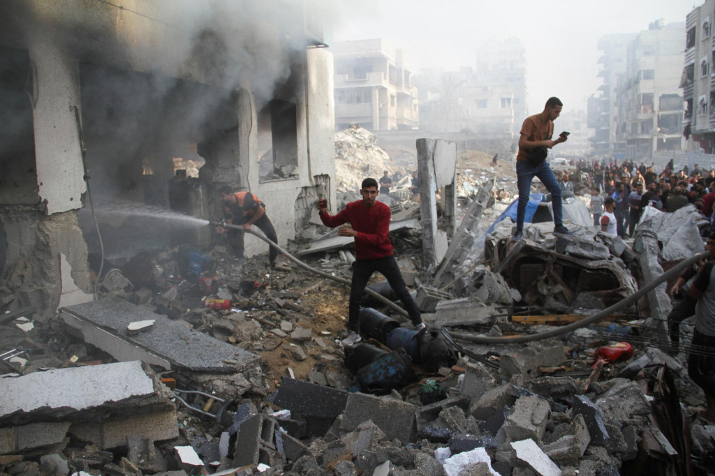 Palestínčania kontrolujú škody v škole, ktorá ukrýva vysídlené osoby po tom, čo ju zasiahol izraelský útok. FOTO: Reuters