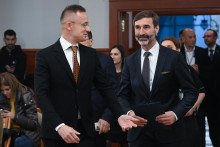 Na snímke sprava minister zahraničných vecí Juraj Blanár a maďarský minister zahraničných vecí Péter Szijjártó prichádzajú po stretnutí na tlačovú konferenciu v Budapešti. FOTO: TASR/DUNA/MTI/Zoltán Máthé