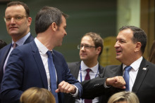 Chorvátsky minister zdravotníctva Vili Beroš (vpravo) a francúzsky minister zdravotníctva Olivier Véran sa zdravia počas stretnutia v Bruseli. FOTO: TASR/AP