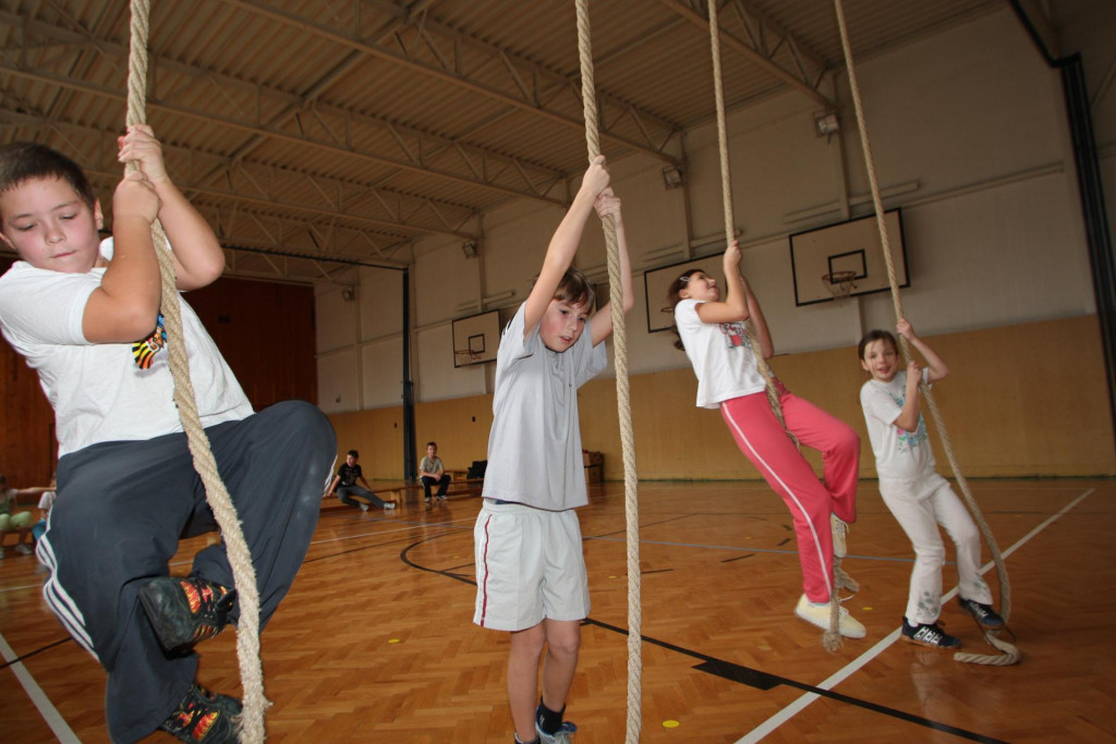 Základným školám chýbajú telocvične. Množstvo detí tak na školách cvičí po chodbách a v ďalších netradičných priestoroch. FOTO: TASR/Š. Laktiš