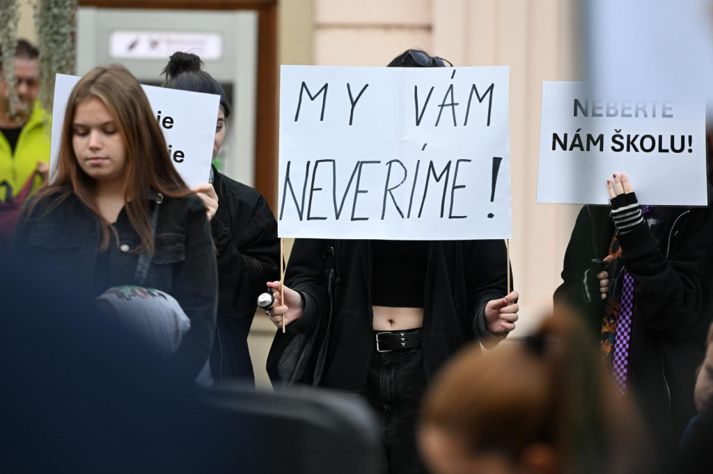 Študenti Súkromnej strednej odbornej školy Gos-Sk protestujú proti zatvoreniu ich školy pred radnicou v Trnave. FOTO: TASR/L. Grinaj