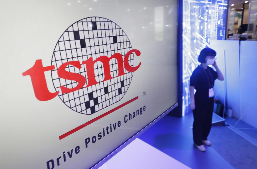 Na archívnej snímke logo taiwanského výrobcu polovodičov TSMC počas veľtrhu v taiwanskej metropole Tchaj-pej. FOTO: TASR/AP