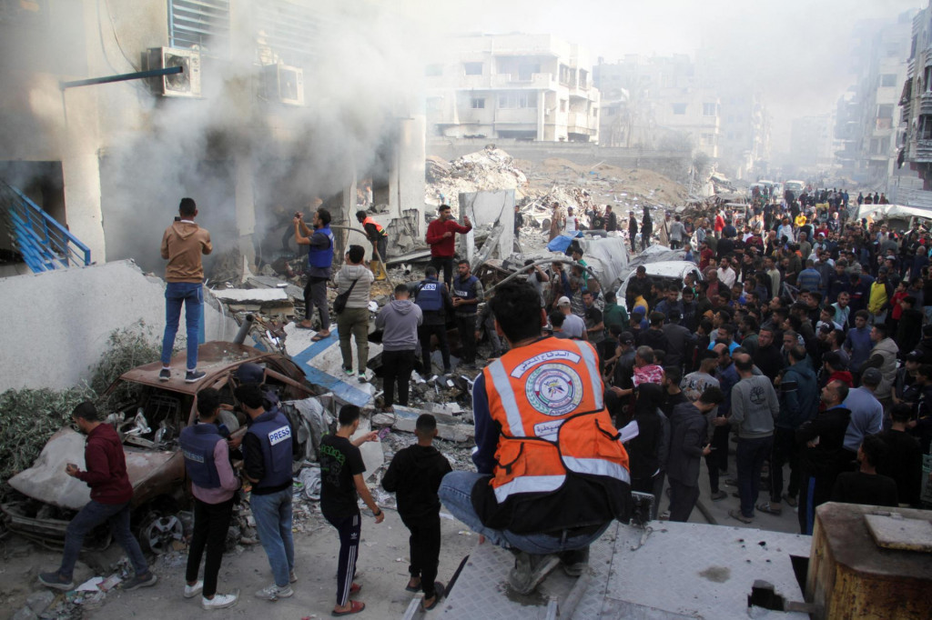 Palestínčania v meste Gaza kontrolujú škody v škole, ktorá ukrýva vysídlených ľudí po tom, čo ju zasiahol izraelský úder. FOTO: Reuters