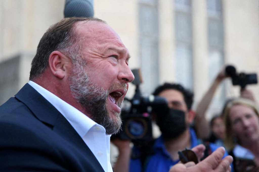 Alex Jones po súdnom procese. FOTO: Reuters