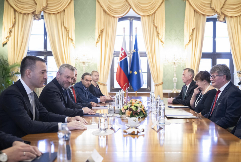 Prezident Peter Pellegrini, minister školstva, výskumu, vývoja a mládeže Tomáš Drucker a predseda Odborového zväzu pracovníkov školstva a vedy Pavel Ondek počas prijatia zástupcov Odborového zväzu pracovníkov školstva a vedy na Slovensku. FOTO: TASR/Martin Baumann